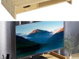 un bureau en bois sur lequel sont posés un écran d'ordinateur et un clavier