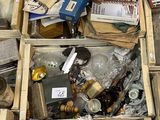 de nombreux cartons d'objets hétéroclites posés sur le sol