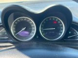 un gros plan du tableau de bord d'une voiture, avec un compteur de vitesse et des jauges