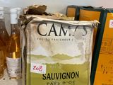 une boîte de vin posée sur une étagère à côté d'autres bouteilles
