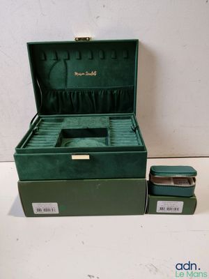 une boîte verte contenant une montre