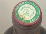 gros plan d'une bouteille de vin portant une étiquette