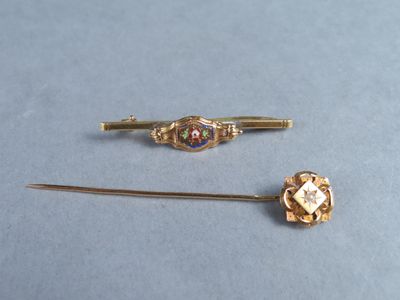 une paire d'épingles à cheveux dorées, ornées d'un cristal au centre et d'une tige dorée
