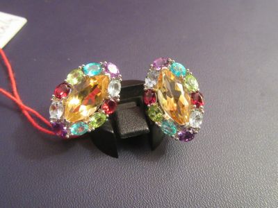une paire de boucles d'oreilles posée sur une table