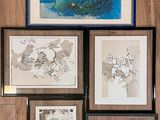 quatre tableaux encadrés accrochés au mur d'un salon