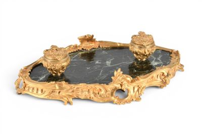 un plateau en marbre noir orné de motifs dorés