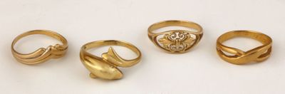 quatre bagues en or et une bague ornée d'un cœur