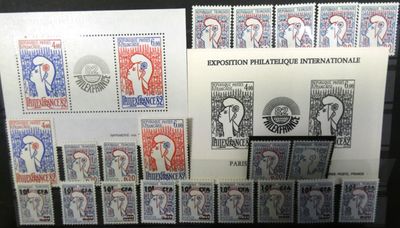 les timbres sont tous de couleurs et de tailles différentes sur la même feuille