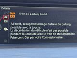le tableau de bord d'une voiture équipé d'un bouton de limite de stationnement