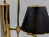 une lampe posée sur une table et munie d'un abat-jour
