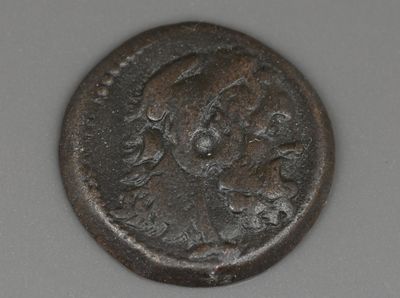une vieille pièce de monnaie sur laquelle figure l'image d'un homme