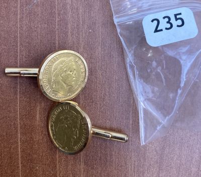 deux pièces et une pièce posées sur une table, à côté d'un sac