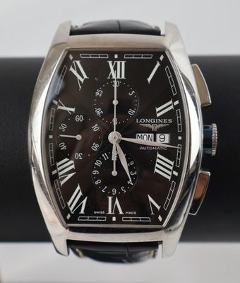 gros plan d'une montre-bracelet avec des chiffres romains