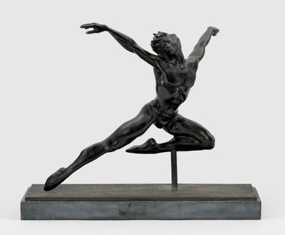 statue d'un danseur sur un socle en marbre, sur fond blanc