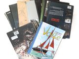 plusieurs livres sont empilés sur une surface blanche