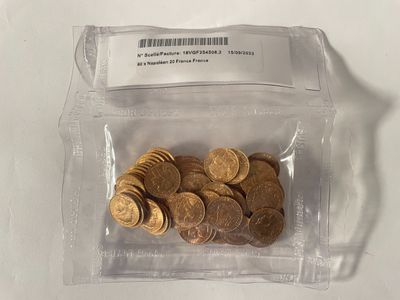 un sac rempli de pièces de monnaie posé sur une table