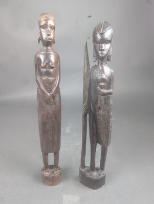 paire de statues en bois représentant une femme et un homme muni d'une épée