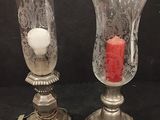 deux vases en verre contenant chacun une bougie rouge