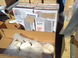 plusieurs cartons de nourriture sont empilés les uns sur les autres