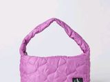 sac à main matelassé violet sur fond blanc, orné d'un logo