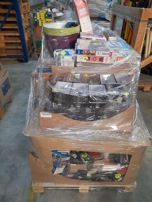 un tas d'articles divers posés sur une palette dans un entrepôt