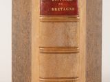 un vieux livre posé sur une surface blanche
