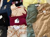 de nombreux vêtements de toutes sortes étalés par terre