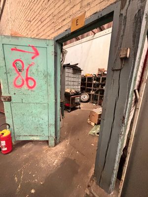 une porte verte recouverte de graffitis dans un immeuble