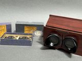 une petite boîte en bois contenant une paire de lunettes
