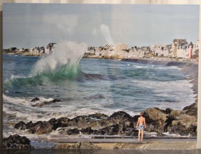 une photo d'un homme debout sur une plage au bord de la mer