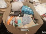 une boîte en carton remplie d'objets posés sur le sol