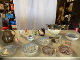 une table sur laquelle se trouvent beaucoup d'assiettes et de bols