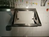 un évier en inox dans une cuisine aux murs carrelés de blanc