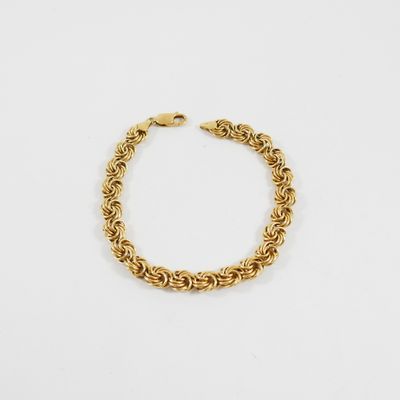 un bracelet à chaîne en or avec un fermoir sur fond blanc