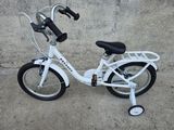 un vélo blanc muni d'un panier à l'arrière