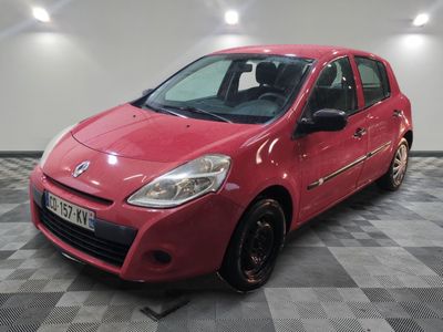 la voiture rouge est garée dans le garage sur le sol en damier