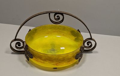 un bol jaune posé sur une table blanche