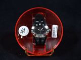 une montre dans un écrin rouge avec une étiquette de prix