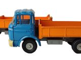 un camion miniature bleu et orange sur fond blanc