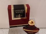 un petit flacon de parfum posé sur une table