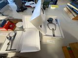 une boîte contenant une paire de ciseaux, posée sur une table