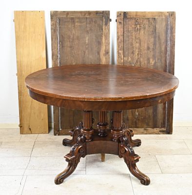une table avec un plateau en bois