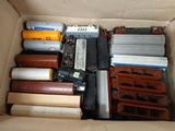 une boîte contenant un assortiment de composants électroniques