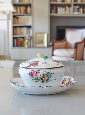 un bol et une soucoupe posés sur une table dans un salon