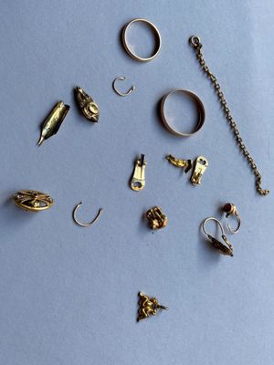 de nombreux types de bijoux différents sur un fond bleu