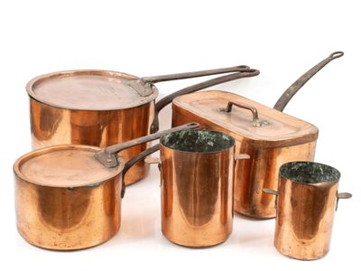 Ensemble de cinq casseroles en cuivre provenant du château d…