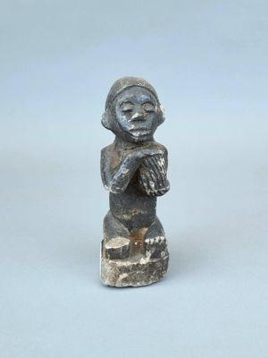 l'image d'une statue d'un homme avec un chapeau sur la tête