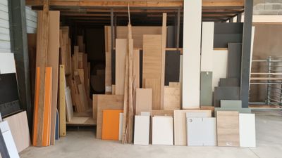 plusieurs morceaux de bois sont empilés dans un garage