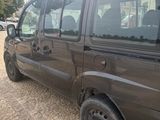 une camionnette noire garée sur le bord de la route