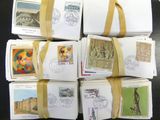 de nombreux types de timbres disposés sur une table